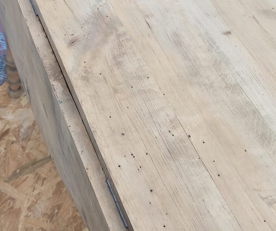 table ancienne en bois aérogommée par kali crea la ciotat